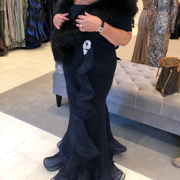 Absolutely beautiful navy blue gown. Used once mother of the groom gown - Picture 5 of 7